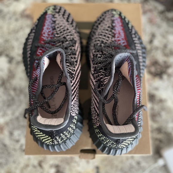 Yeezy Boost 350 V2, Size 4.5 men’s= 6 W - Brand Ne - Picture 3 of 3